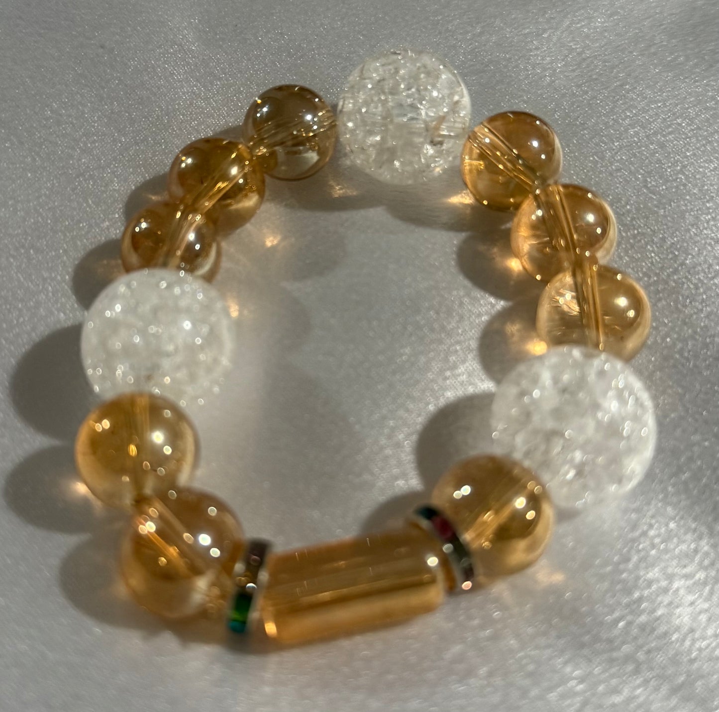 WHITE AND ROUND BRACELET